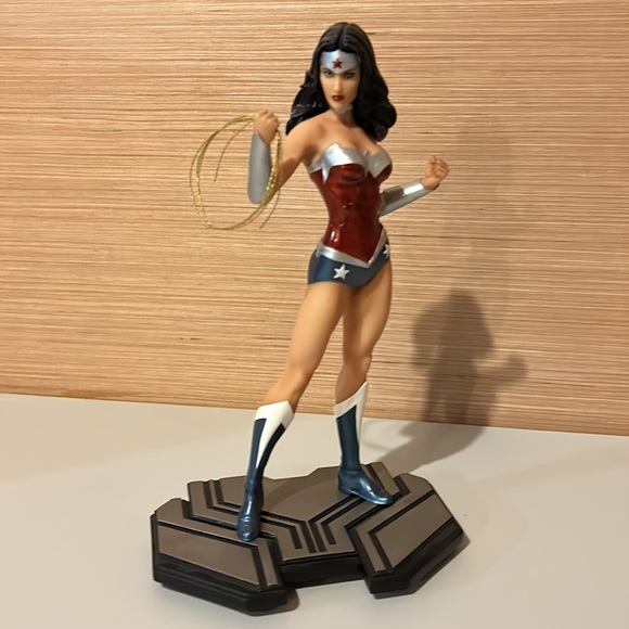 DC Icons Wonder Woman 75 statue sculpted by Erick Sosa - Picture 5 of 8